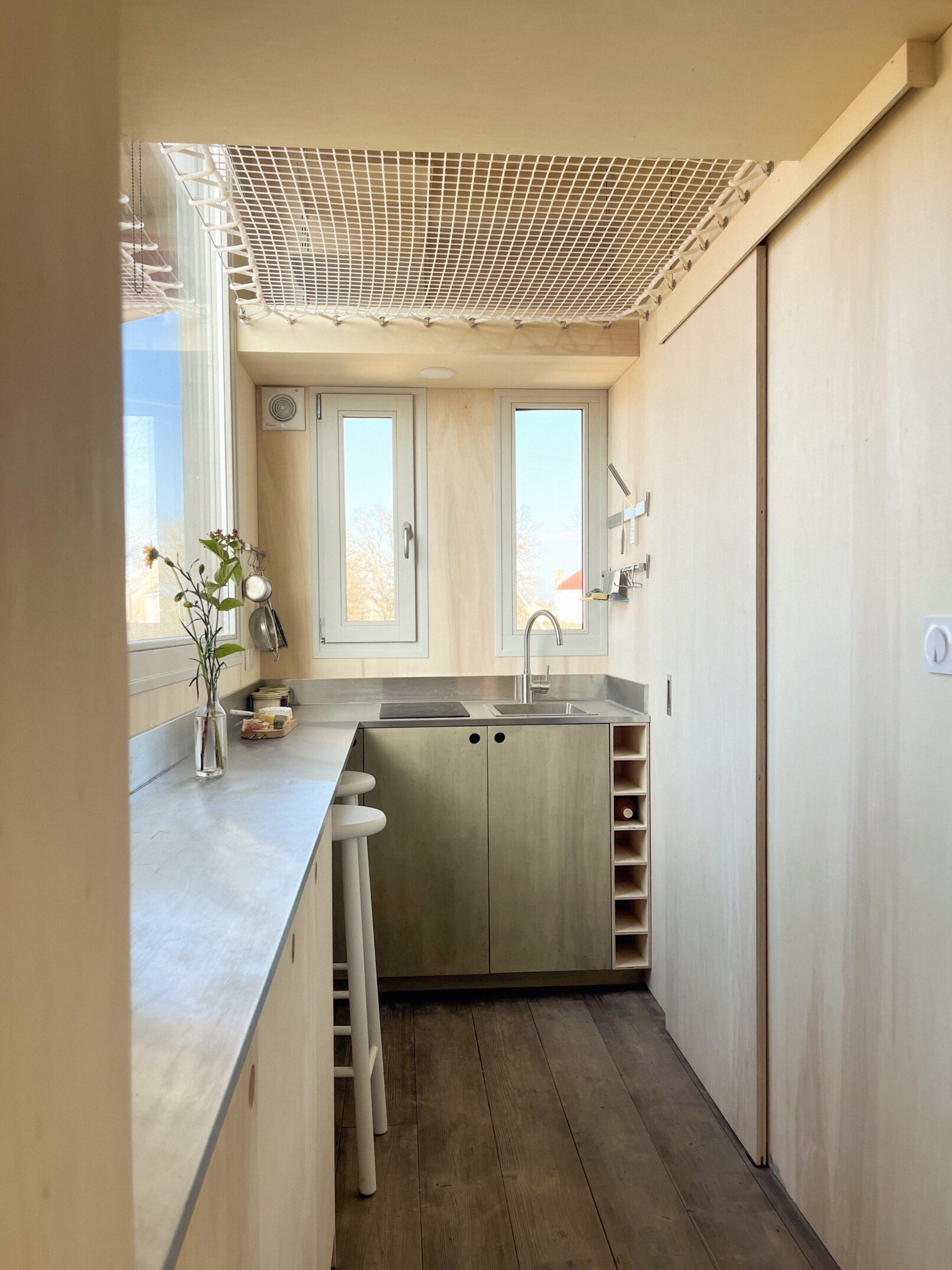 Vue de la cuisine pour illustrer la tiny home.